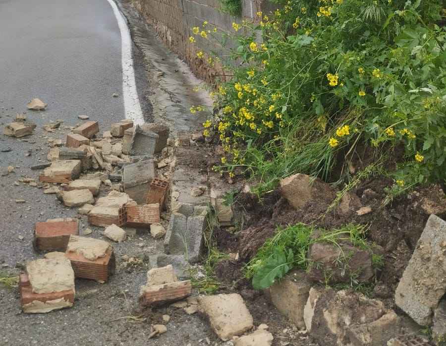 Muro caído en uno de los márgenes de la A-3225 a su paso por Las Higueras.