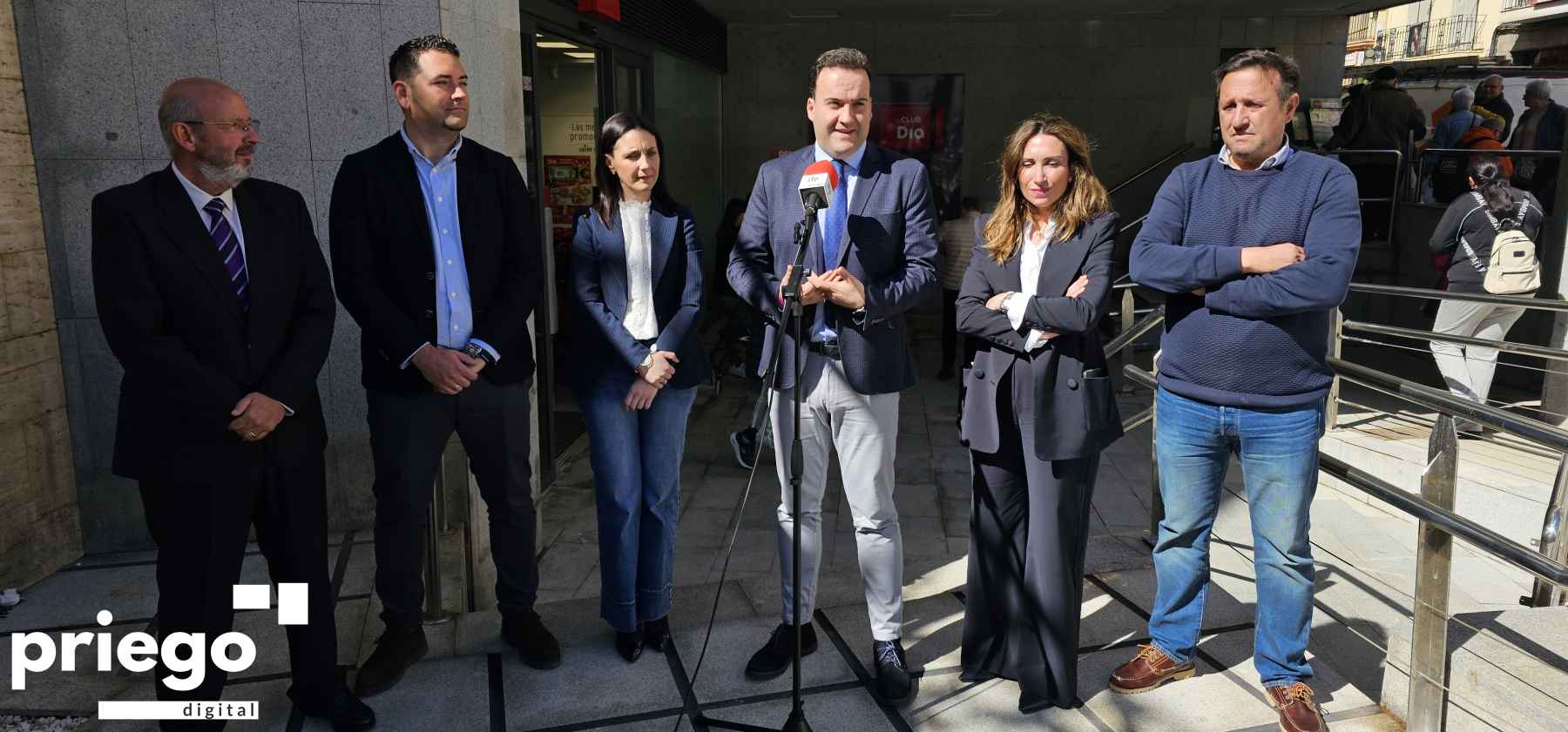 Autoridades locales y responsables de la empresa durante las intervenciones.