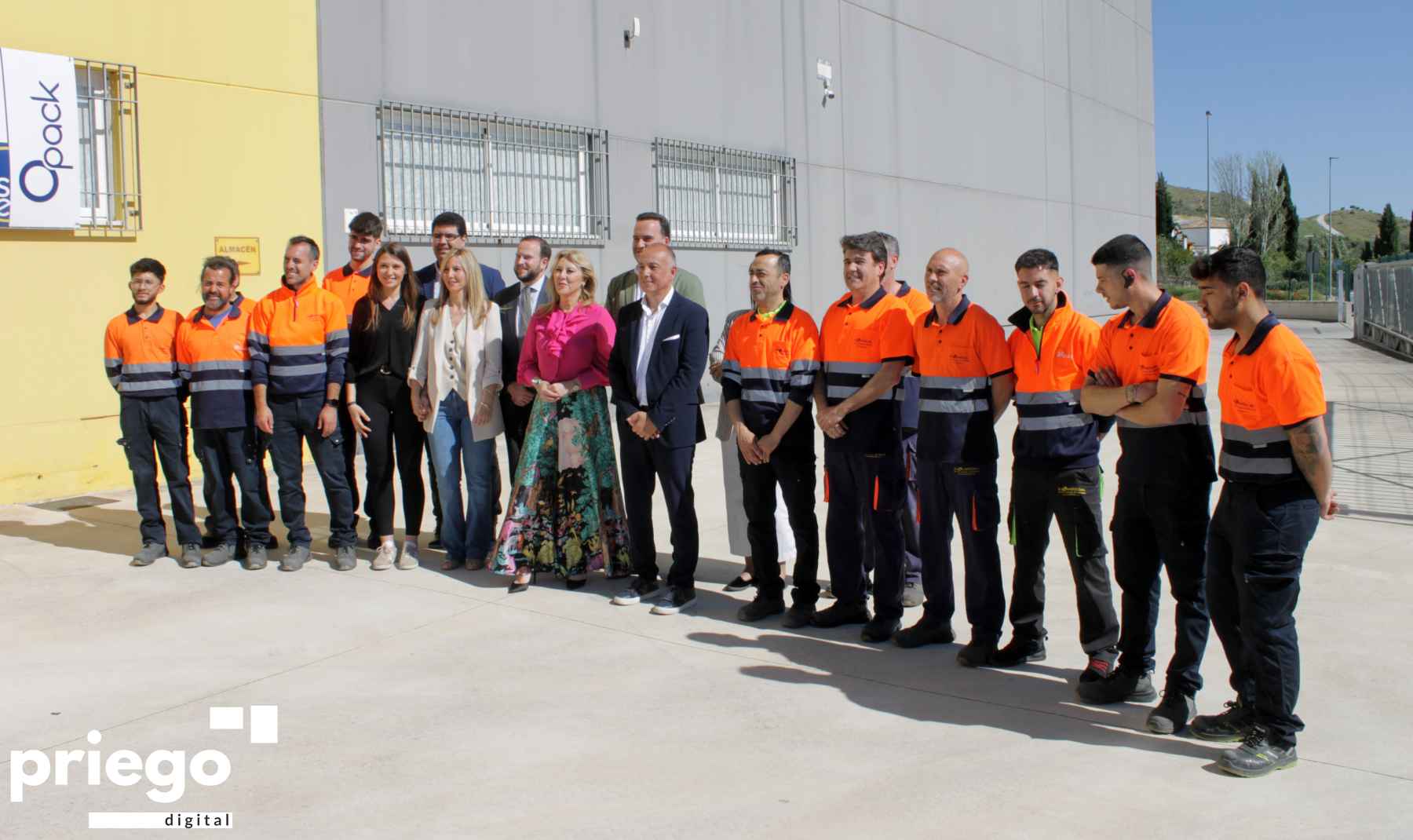 Autoridades y empleados en el exterior de la empresa.