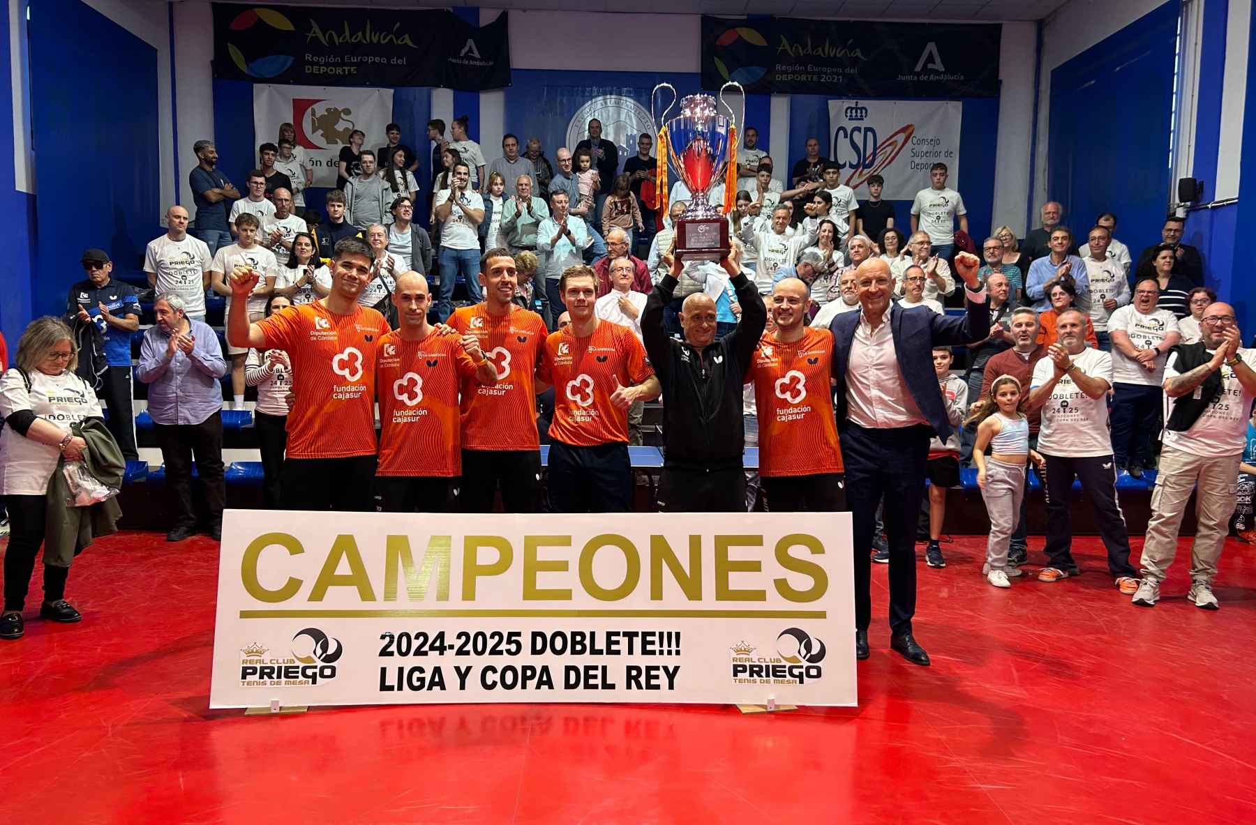 El equipo prieguense con la copa de campeón de liga.