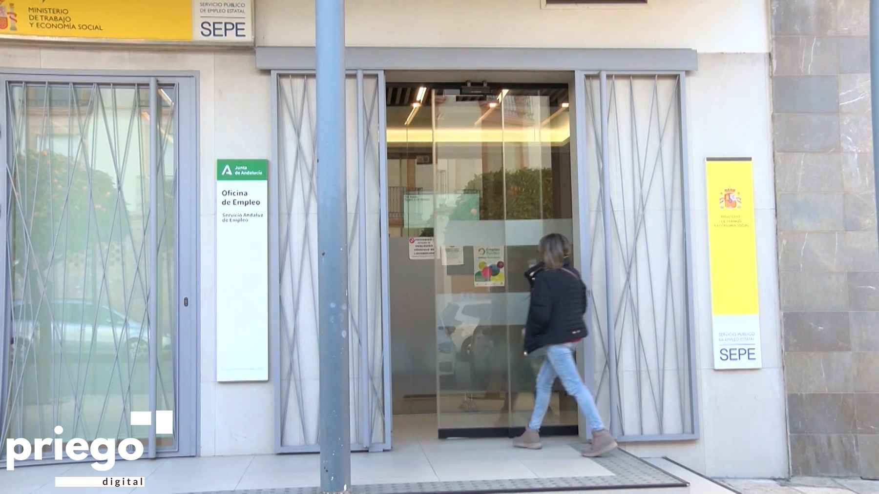 Una usuaria accede a la oficina del SAE de Priego.