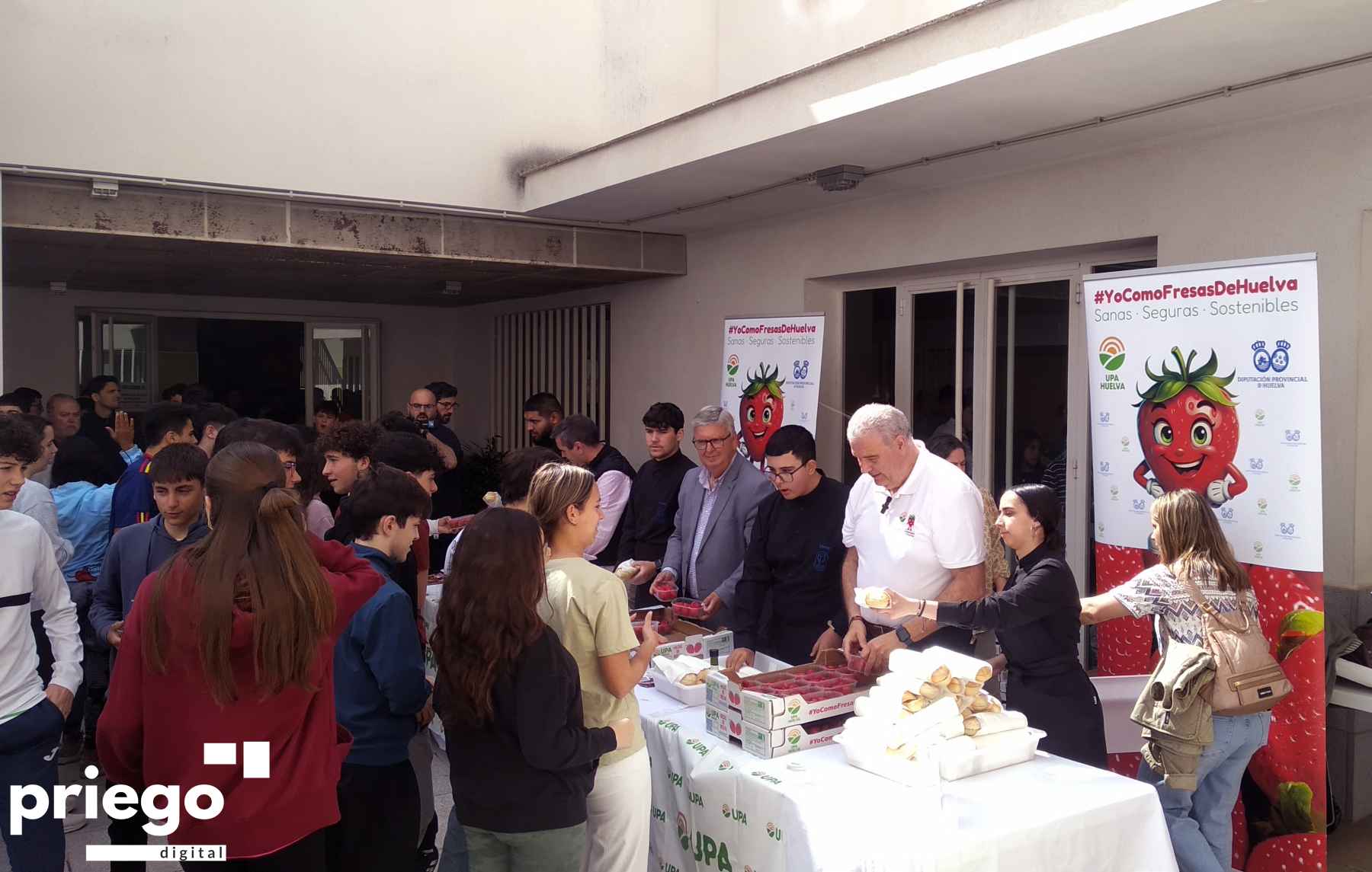 Reparto de fresas y molletes con aceite en el centro educativo.