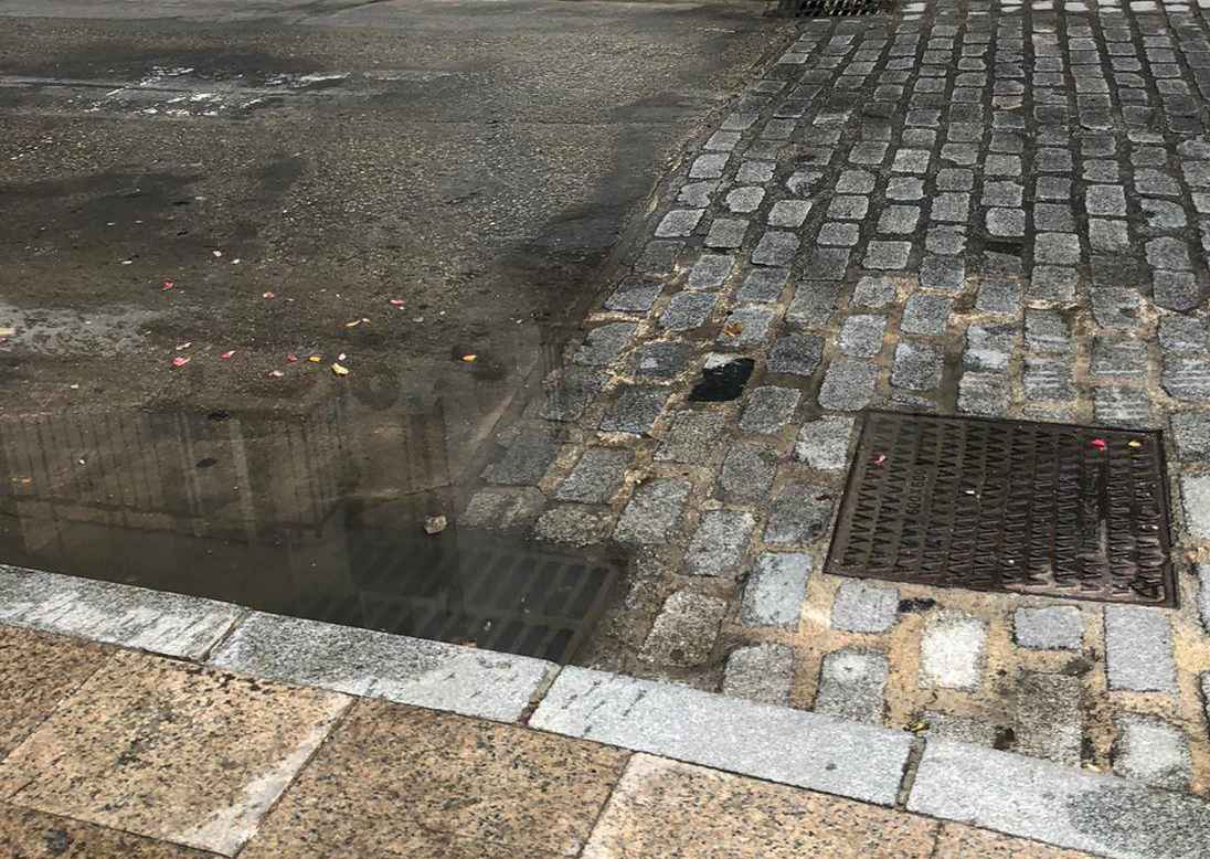 Rejilla taponada en la plaza Palenque.