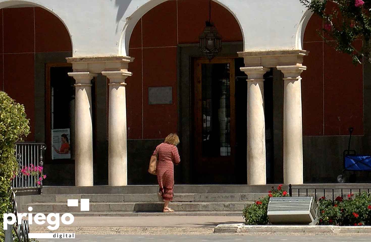 Entrada al edificio del Ayuntamiento en el que se puede observar, a la izquierda la placa que ha sido eliminada.