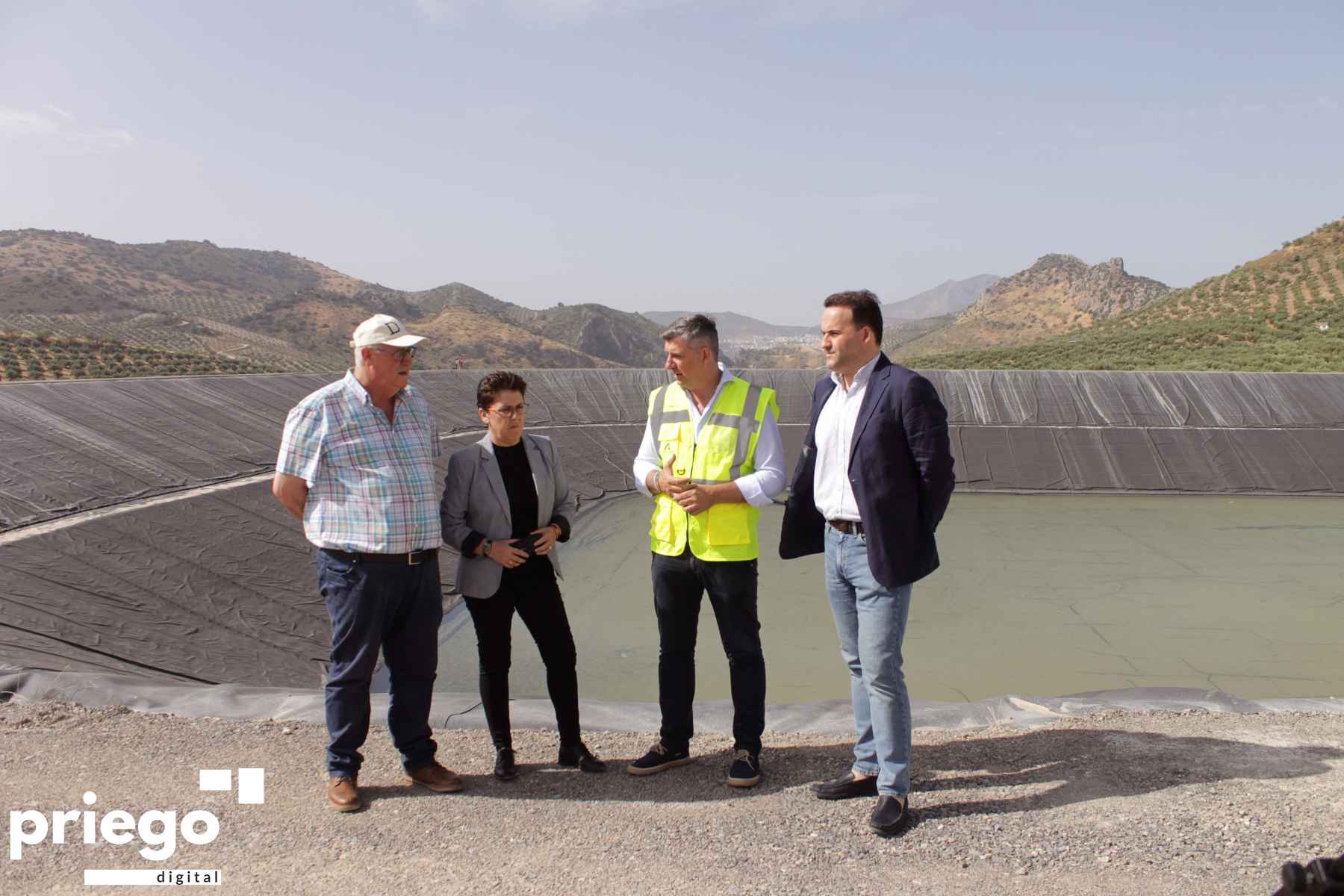 Pedro A. Arenas, Mari Fe Muñoz, Francisco Acosta y Juan Ramón Valdivia, hoy en la balsa de almacenamiento.