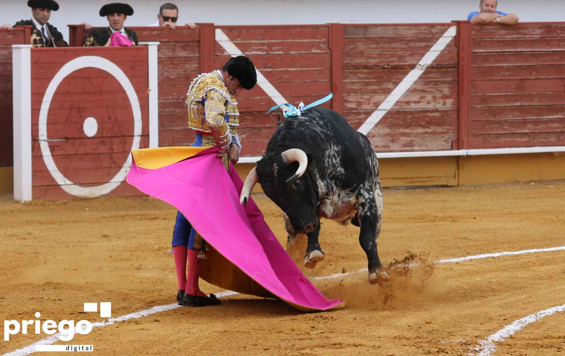 Media verónica de Emilio de Justo al que abría plaza.