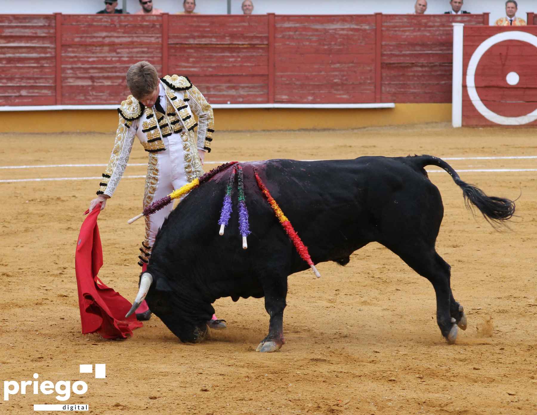 Derechazo de Borja Jiménez al primero de su lote.