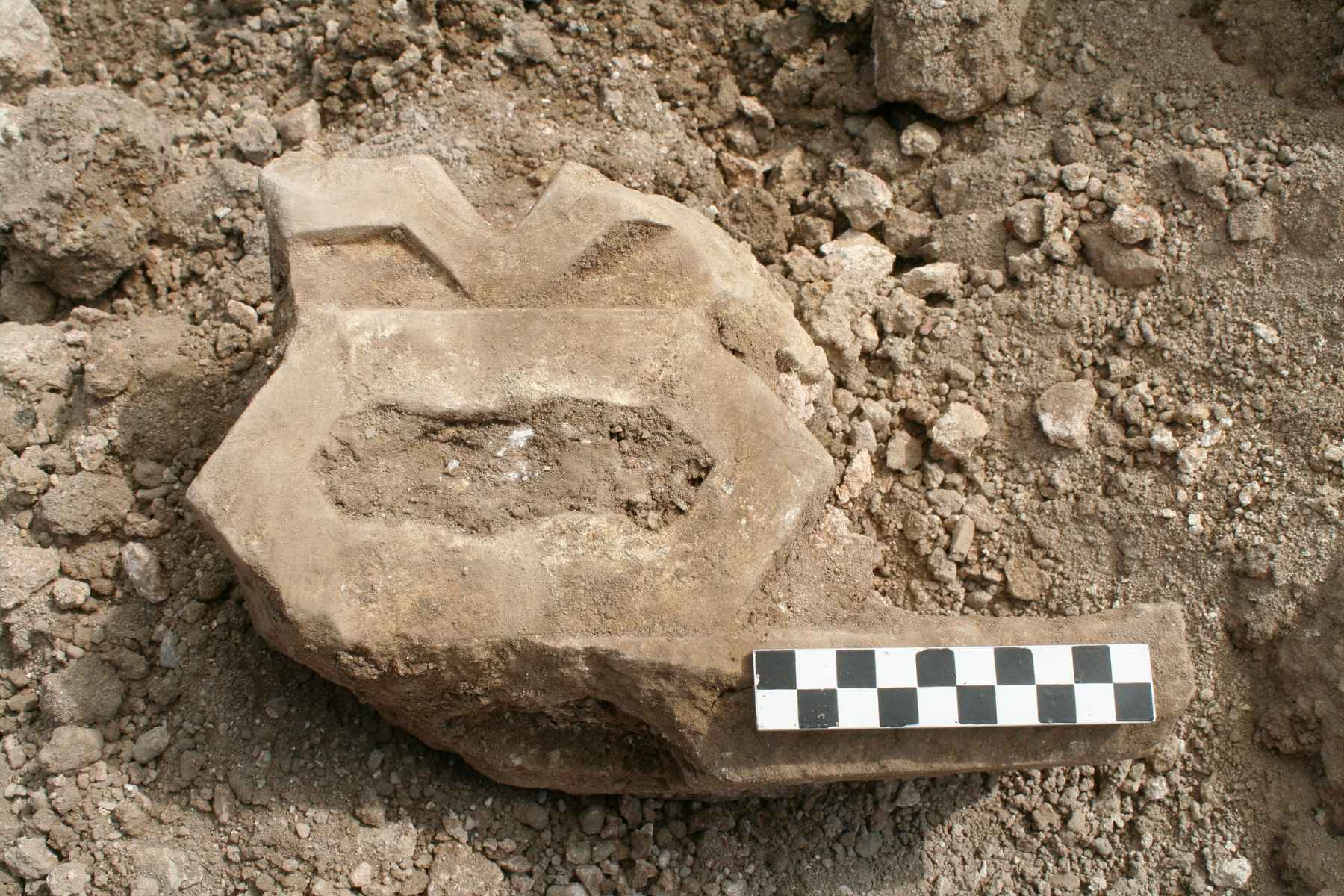 Fragmento de friso decorativo tallado en piedra arenisca.