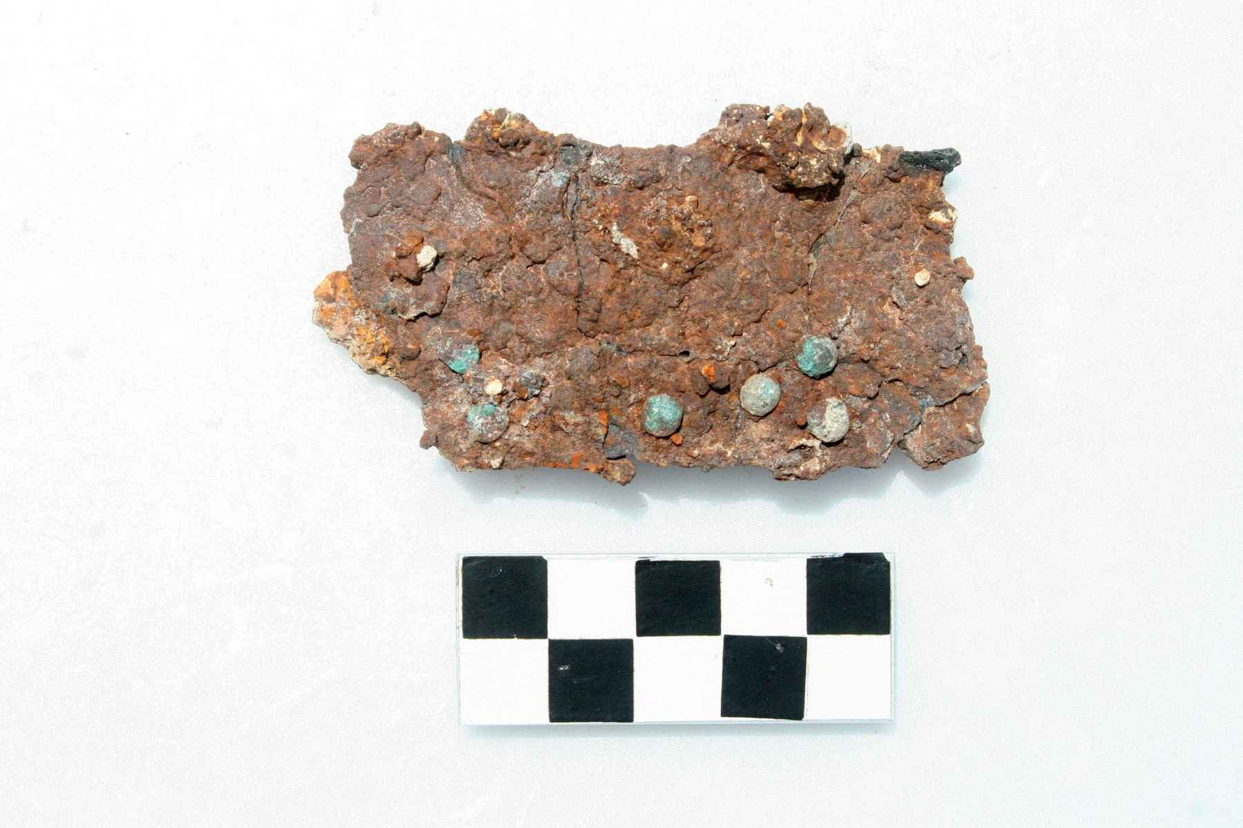 Fragmento de placa metálica de brigantina.