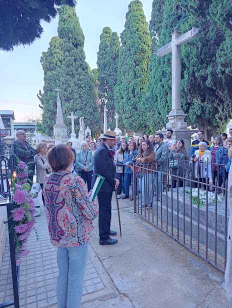 Imagen de la visita guiada al cementerio.