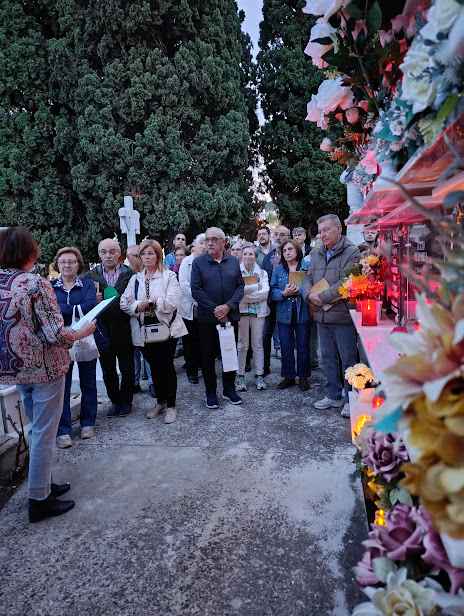 Imagen de la visita guiada al cementerio.