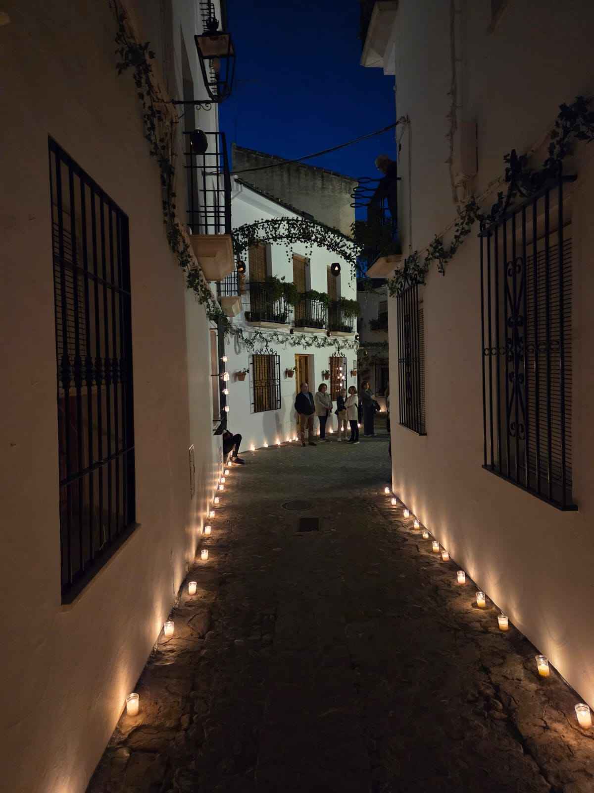 Imagen de una calle de La Villa a la luz de las velas.