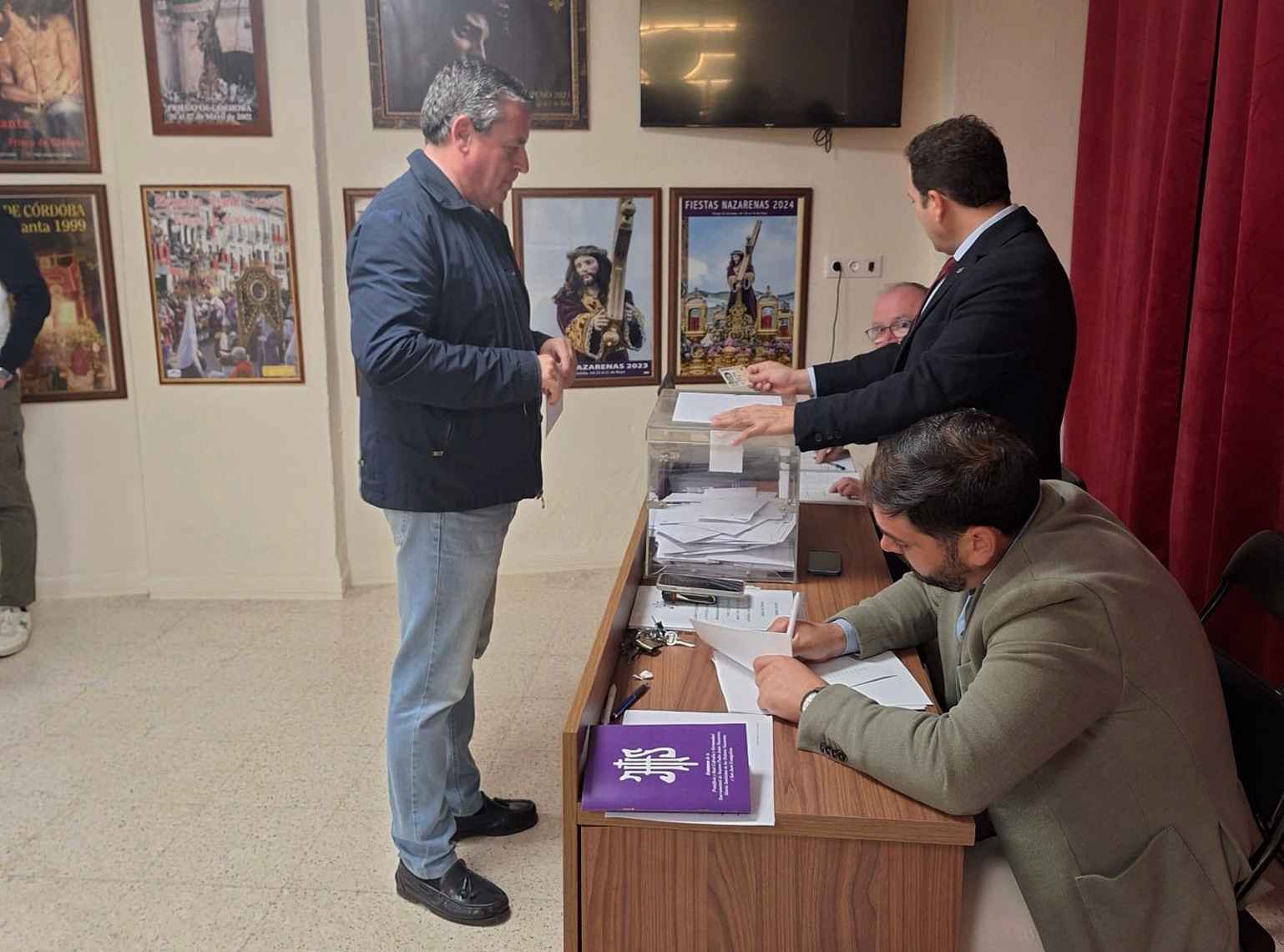 Serrano en el momento de ejercer su derecho al voto.