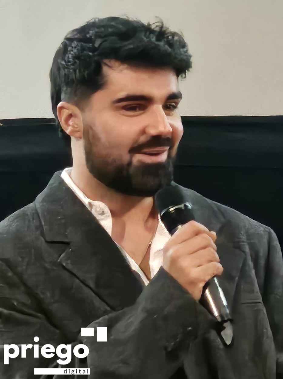 Miguel Ángel Olivares, director.