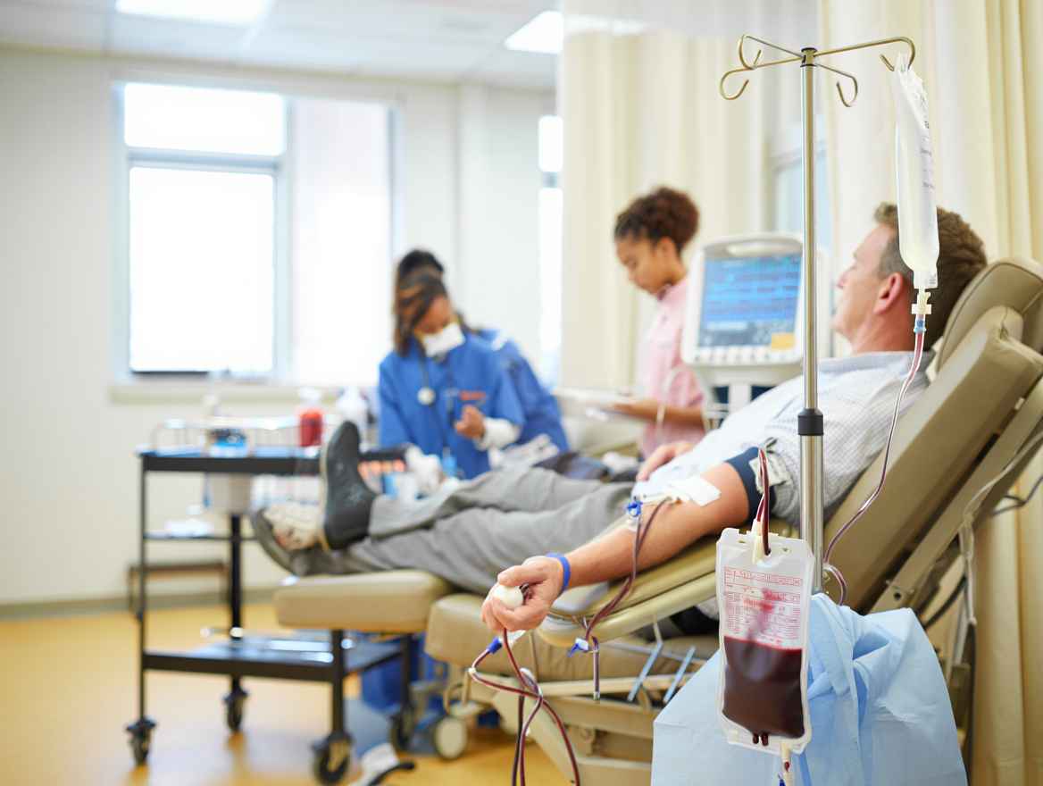 Donación de sangre en un centro hospitalario.