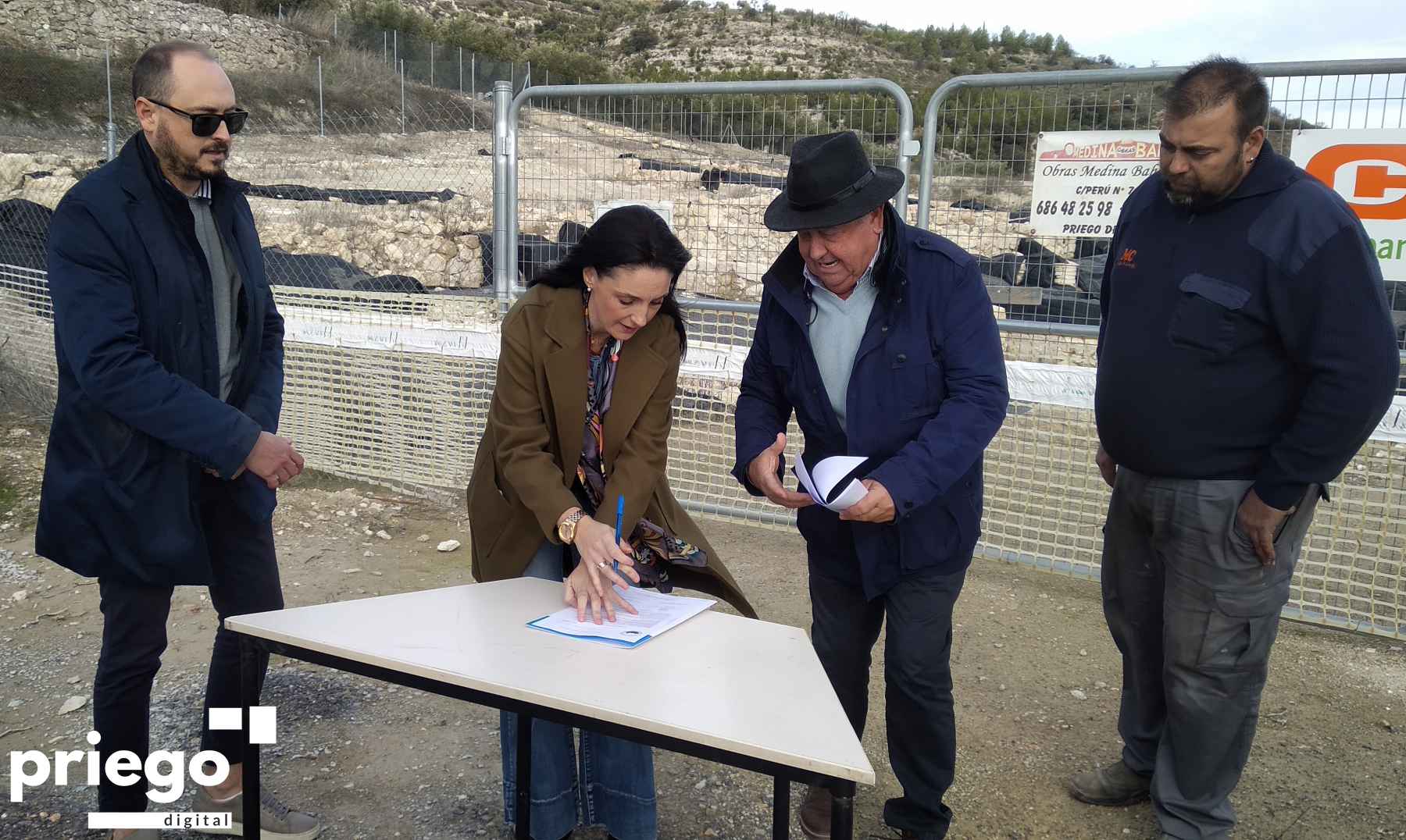 Momento de la firma del acta del inicio de la ejecución de la cubierta.