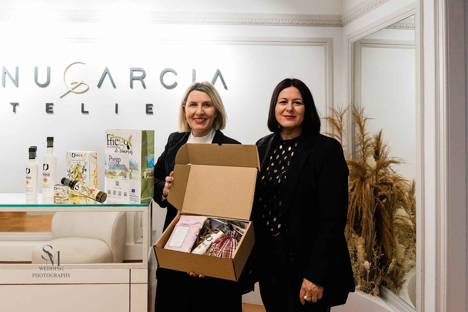 Lucía González y Paqui García en  las jornadas “Viste tu mesa de oro en Navidad”.