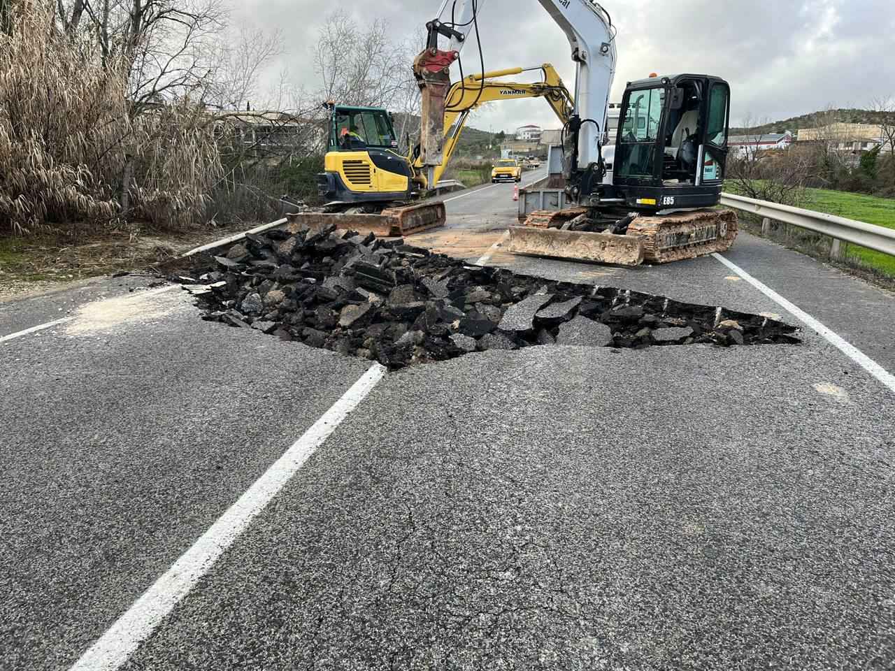 Arreglo del socavón en la A-339