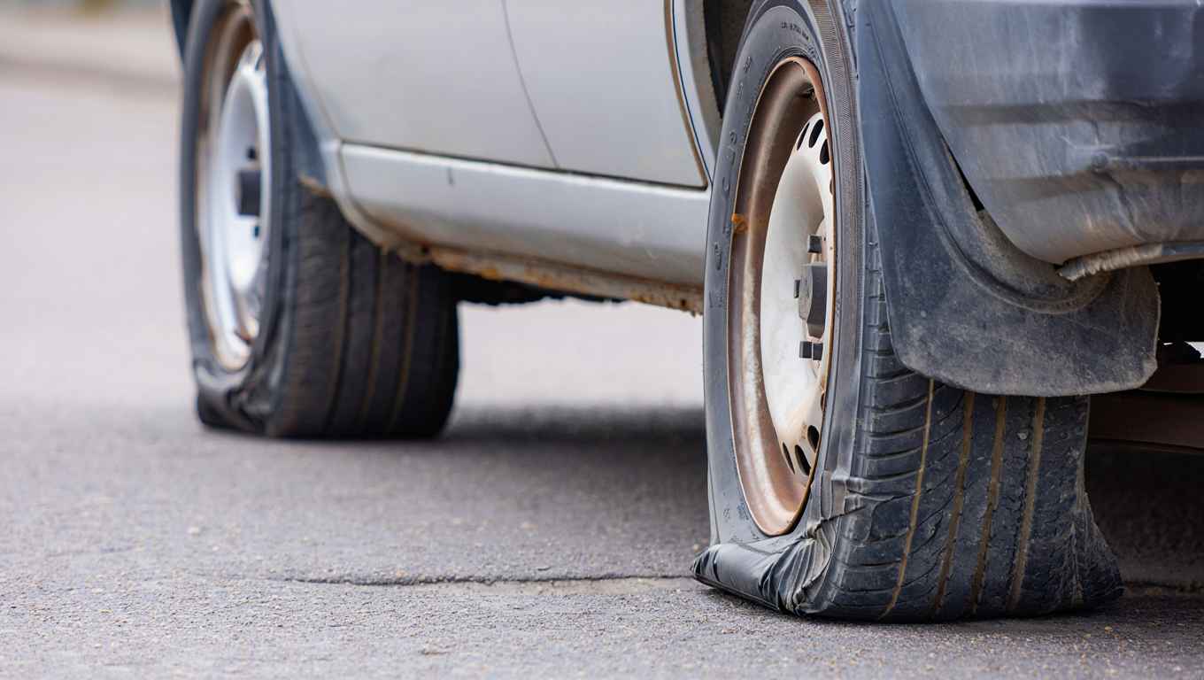 29 vehículos habían resultado dañados, presentando todos ellos alguna de sus ruedas pinchadas.