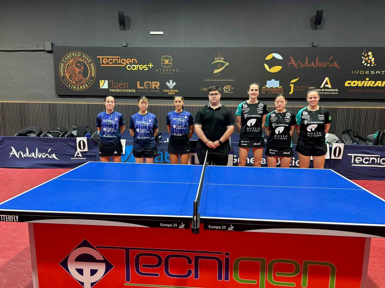 Alineaciones de los dos equipos.