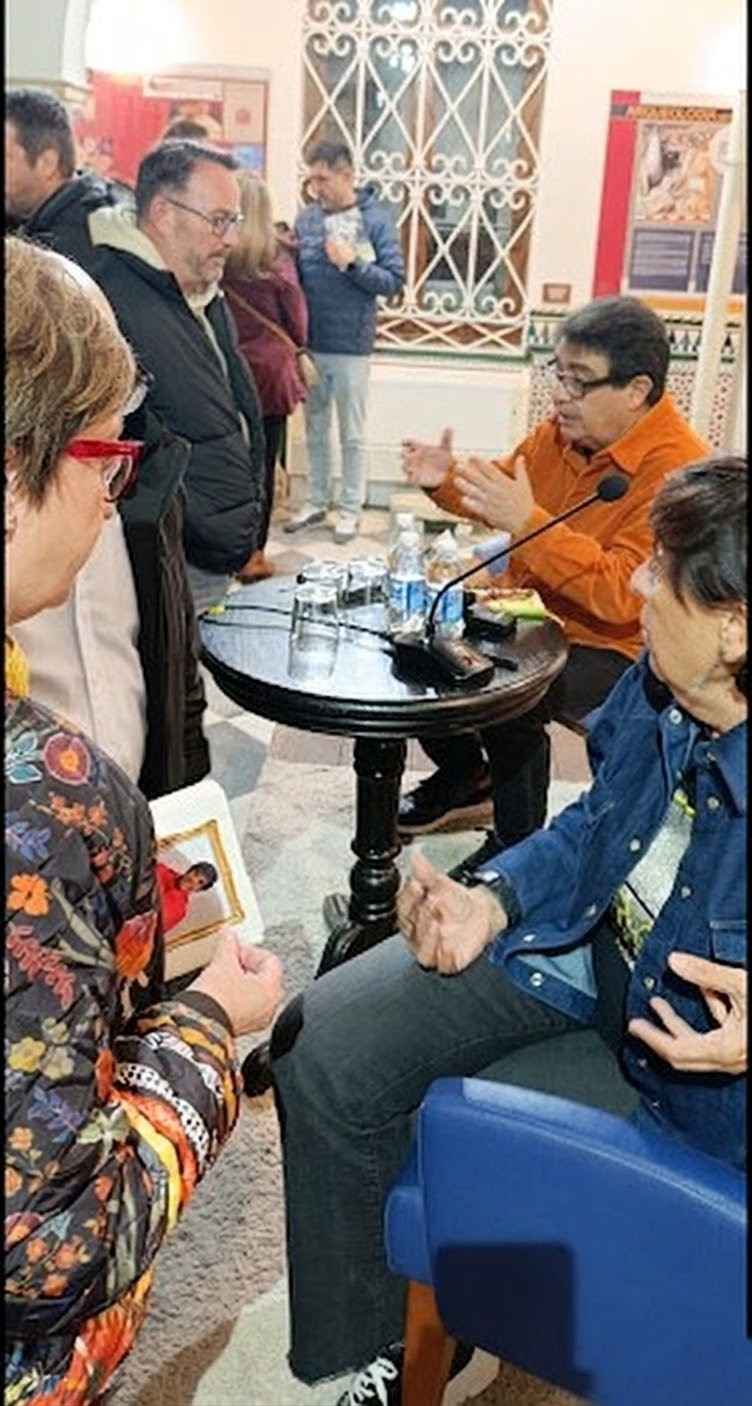 Jesús Pozo firmando ejemplares del libro.