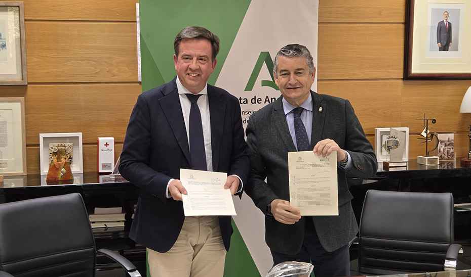 El consejero de Sanidad, Antonio Sanz, y el alcalde de Lucena, Aurelio Fernández, tras la firma de la declaración institucional.