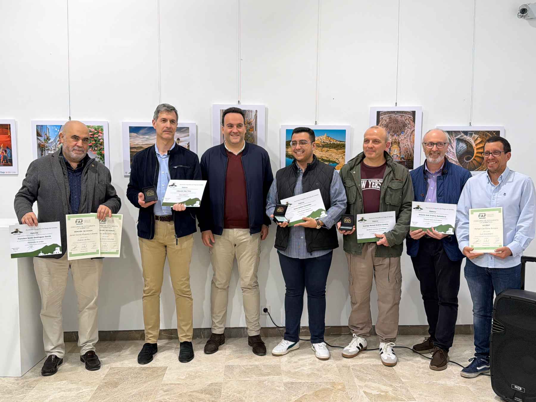 Autoridades y premiados en el concurso.