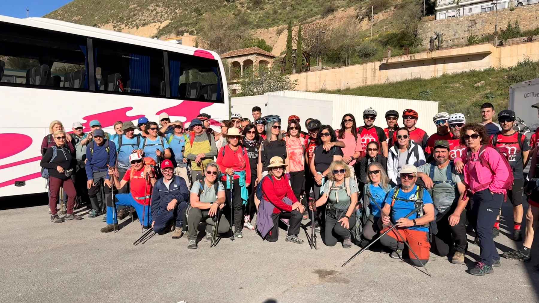 Bikers y senderistas asistentes a la ruta.
