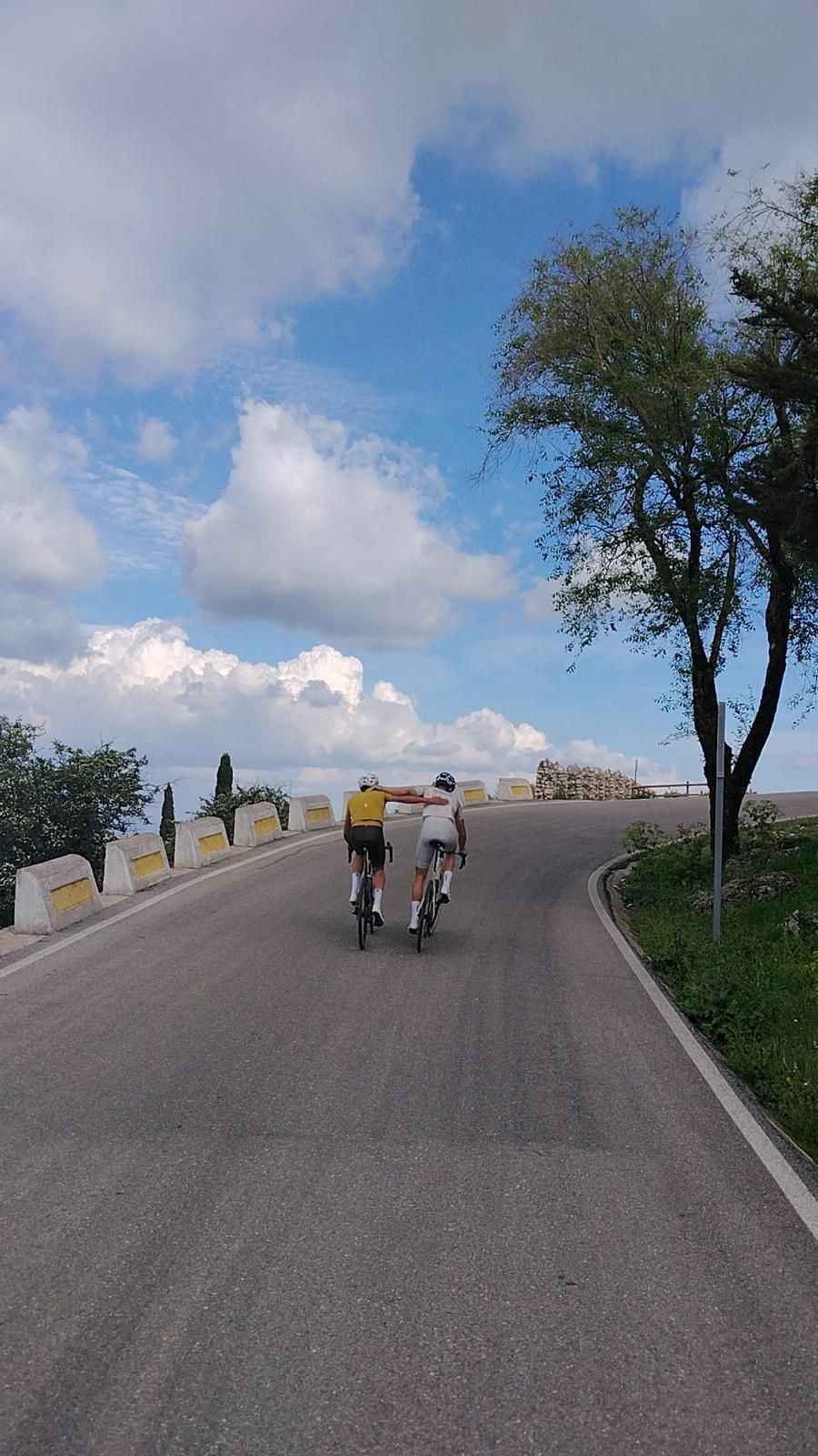Zafra contó con apoyo de otros ciclistas.