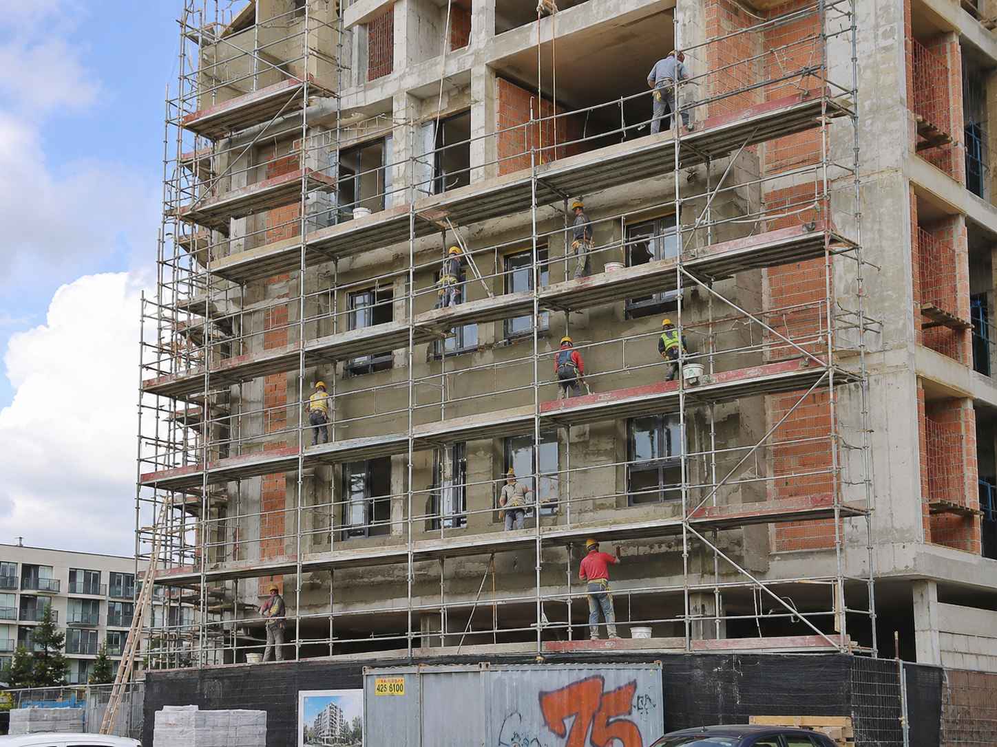 Obreros en un edificio en construcción.