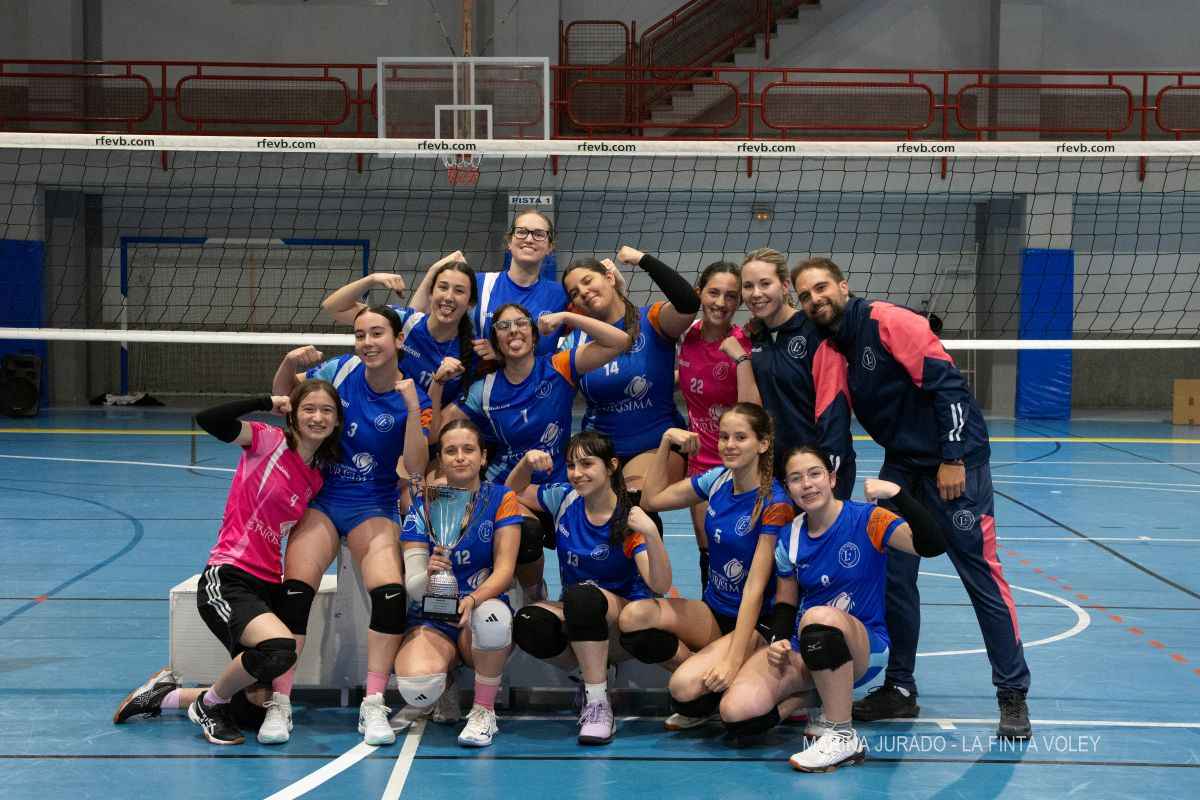 El equipo prieguense celebra la victoria.