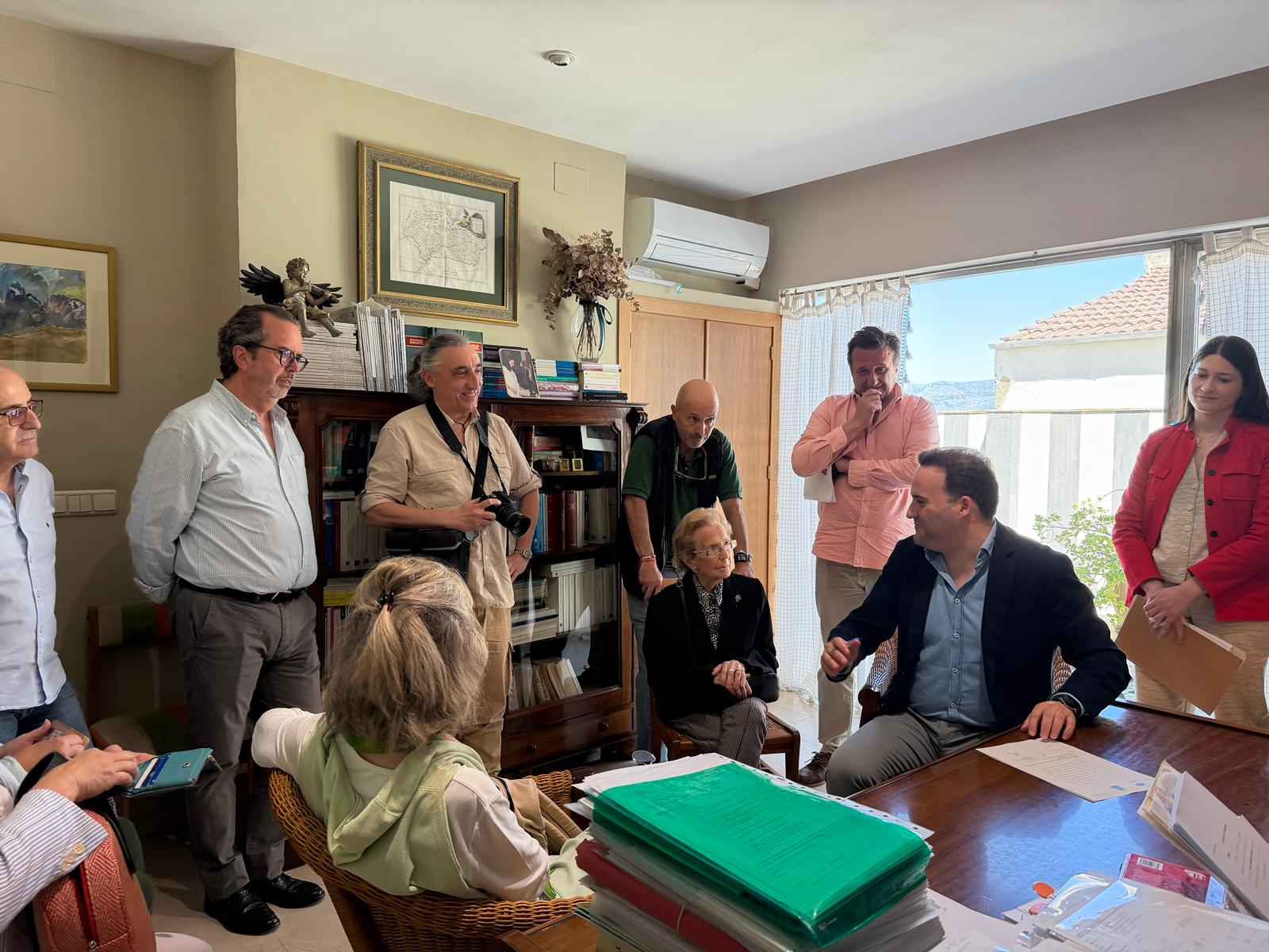 Imagen de la firma de la adquisición del inmueble.