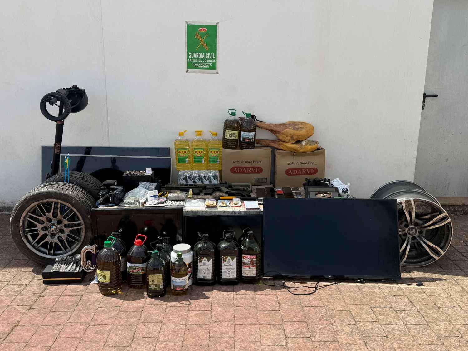 La Guardia Civil desmantela en Priego un punto de venta de drogas muy activo.