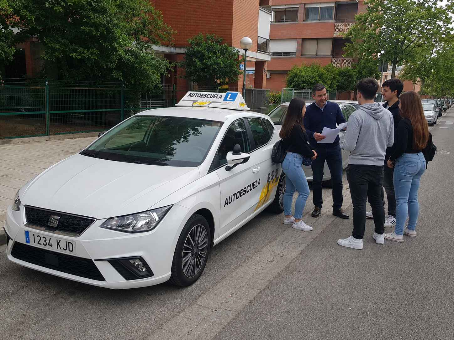 Alumnos en una clase de conducción de una autoescuela.