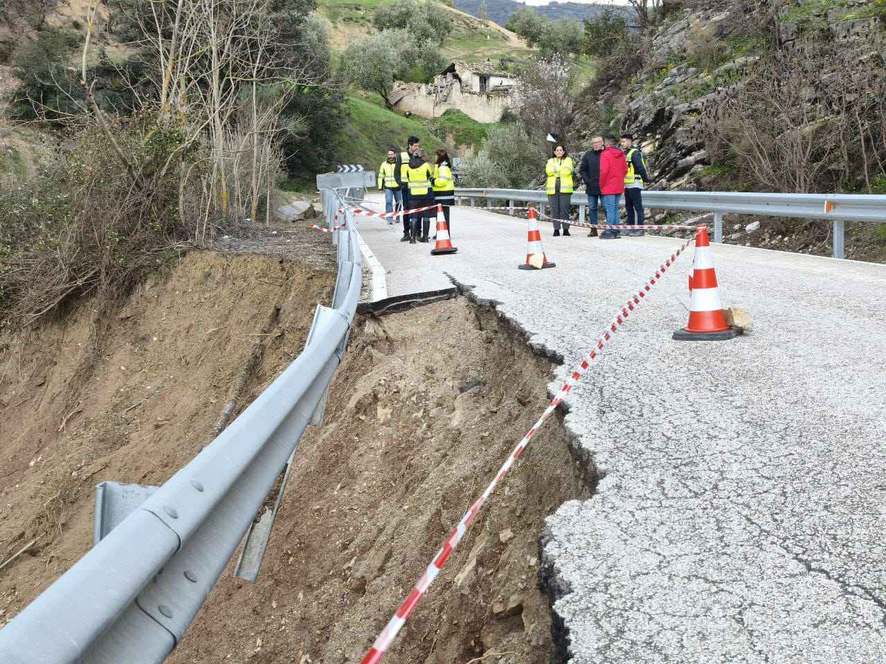 Daños en una carretera de la comarca por el tren de borrascas.