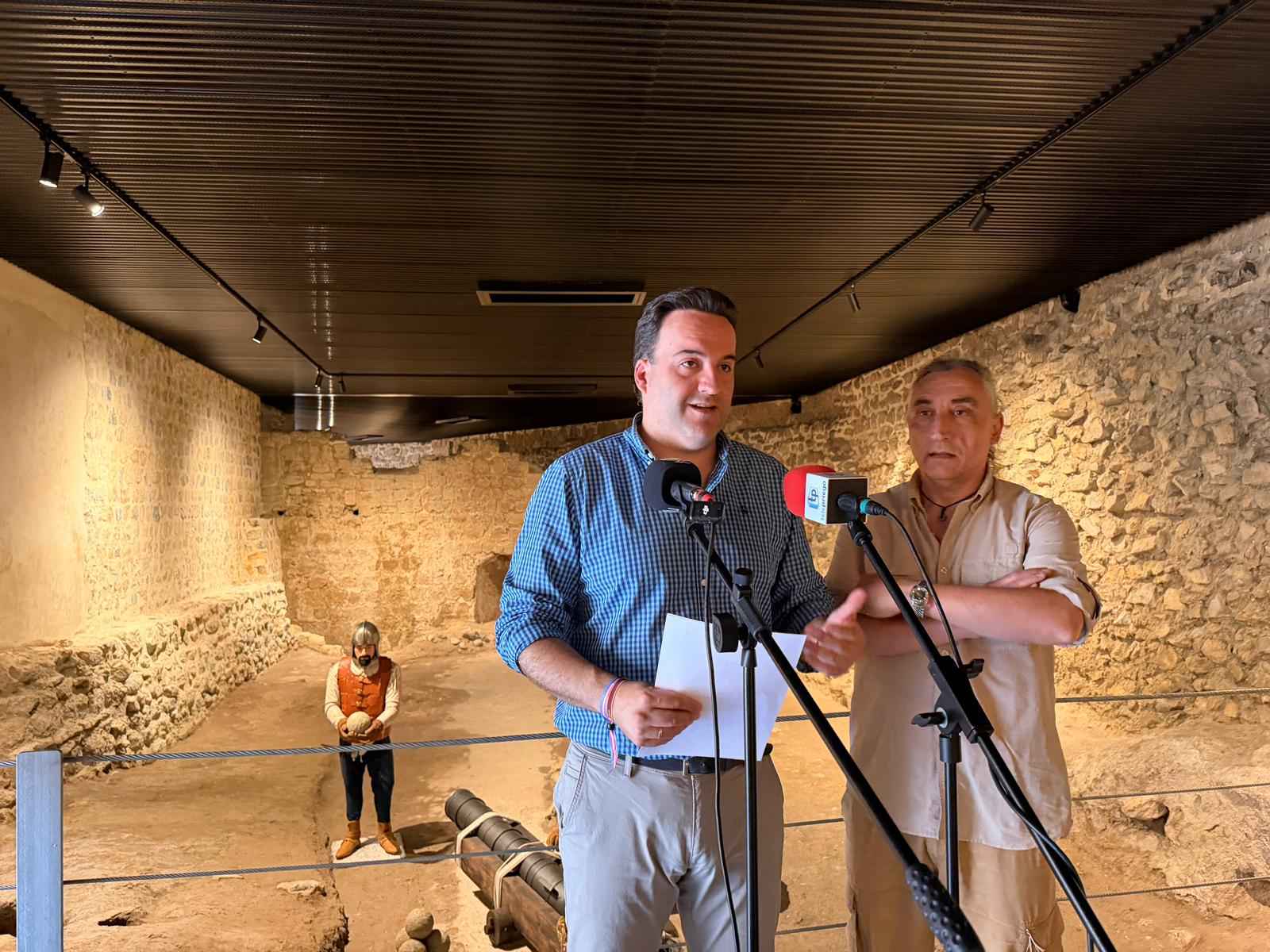 Valdivia y Carmona durante la presentación de los nuevos espacios del Castillo de Priego.