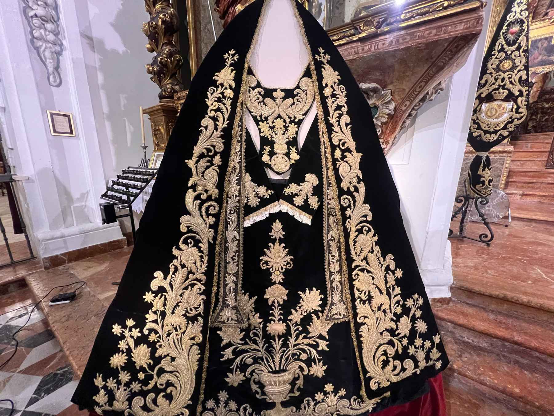 Imagen del del conjunto de luto restaurado de María Santísima de la Soledad Coronada.
