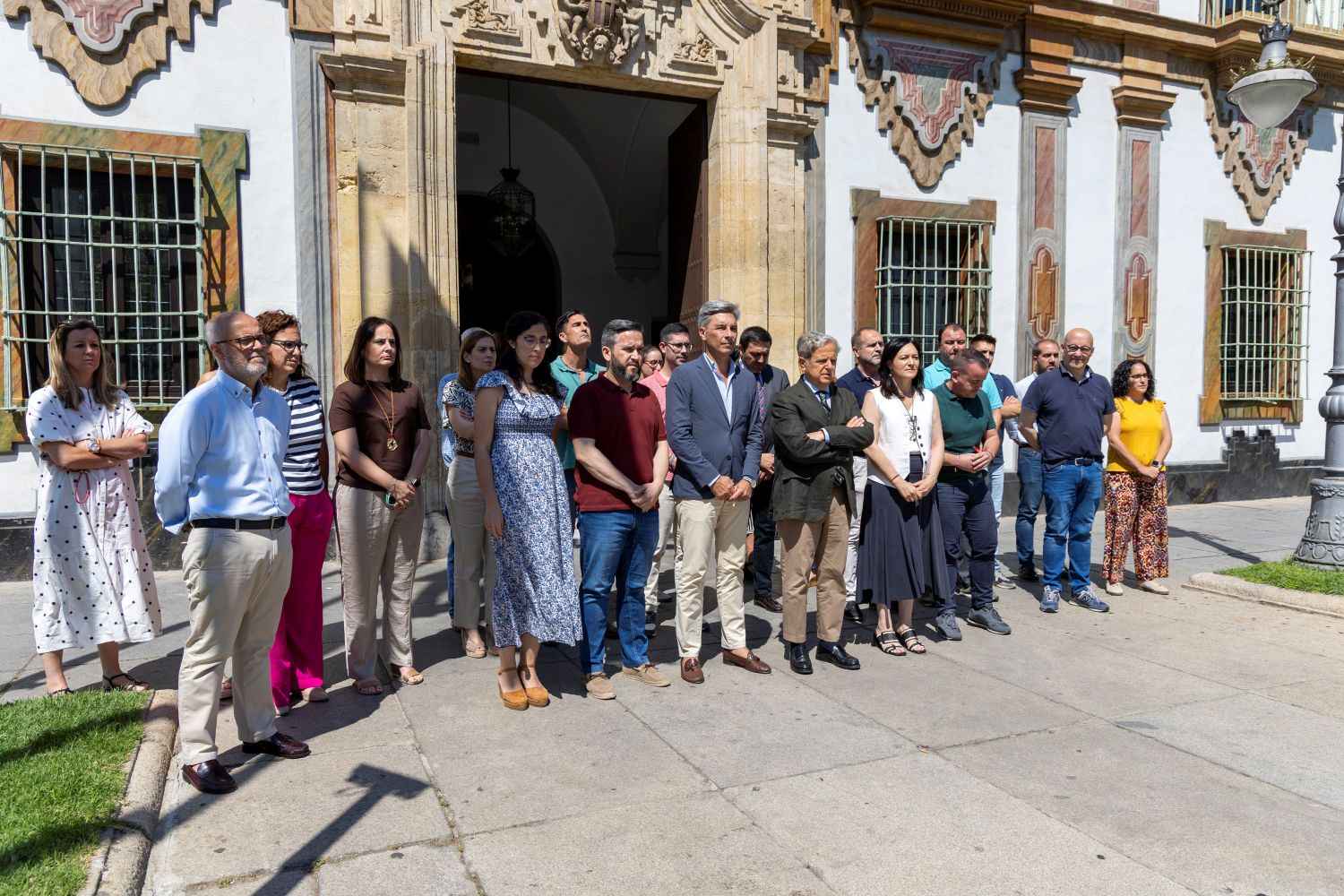 Minuto de silencio a las puertas del Palacio de la Merced.