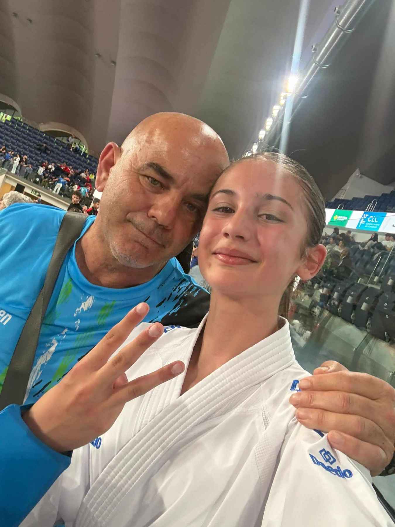 Jimena Bujalance junto a su entrenador, Ángel Villoslada.