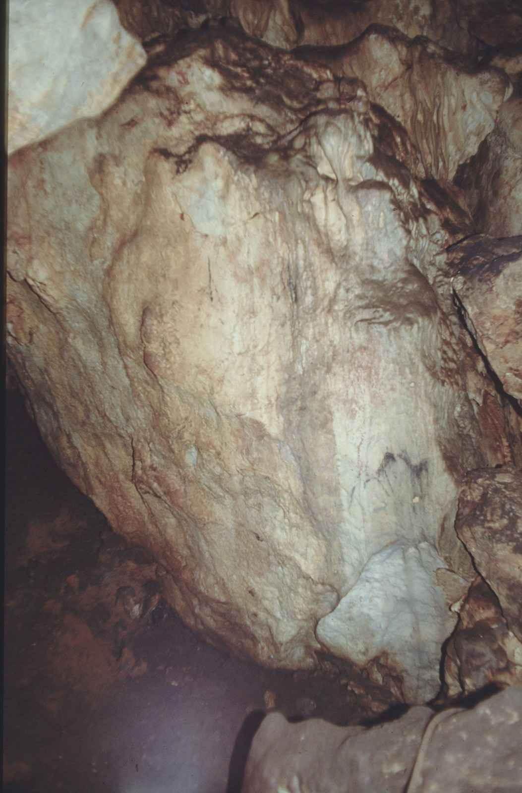 Interior de la cueva de Cholones.