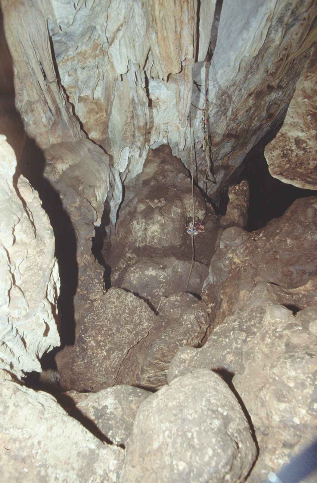 Interior de la cueva de Cholones.
