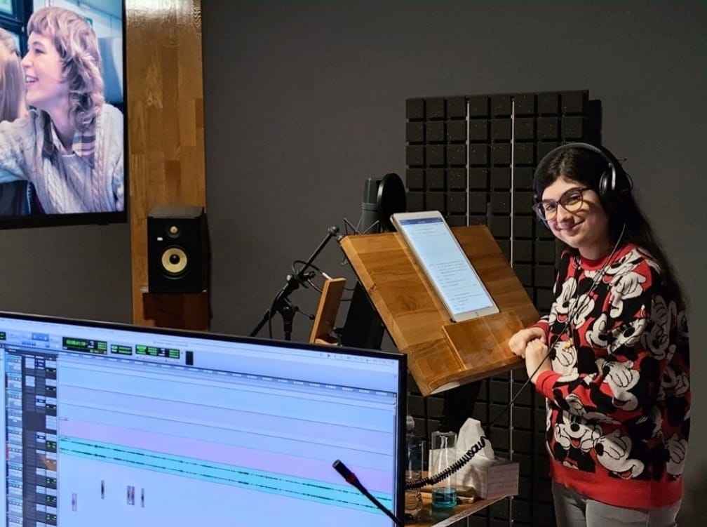 Vanessa Marín en el estudio de doblaje.