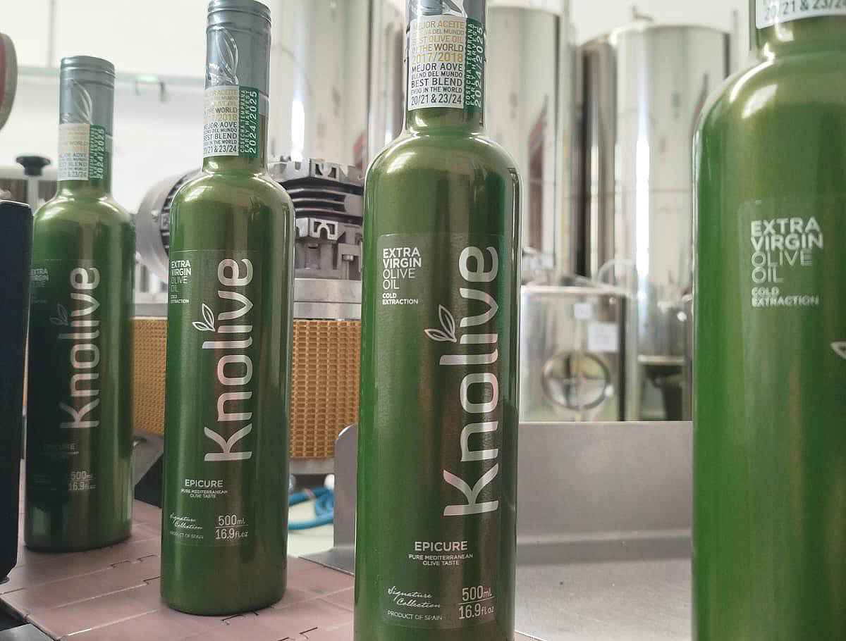 Botellas de Knolive Epicure en las instalaciones de la firma prieguense.