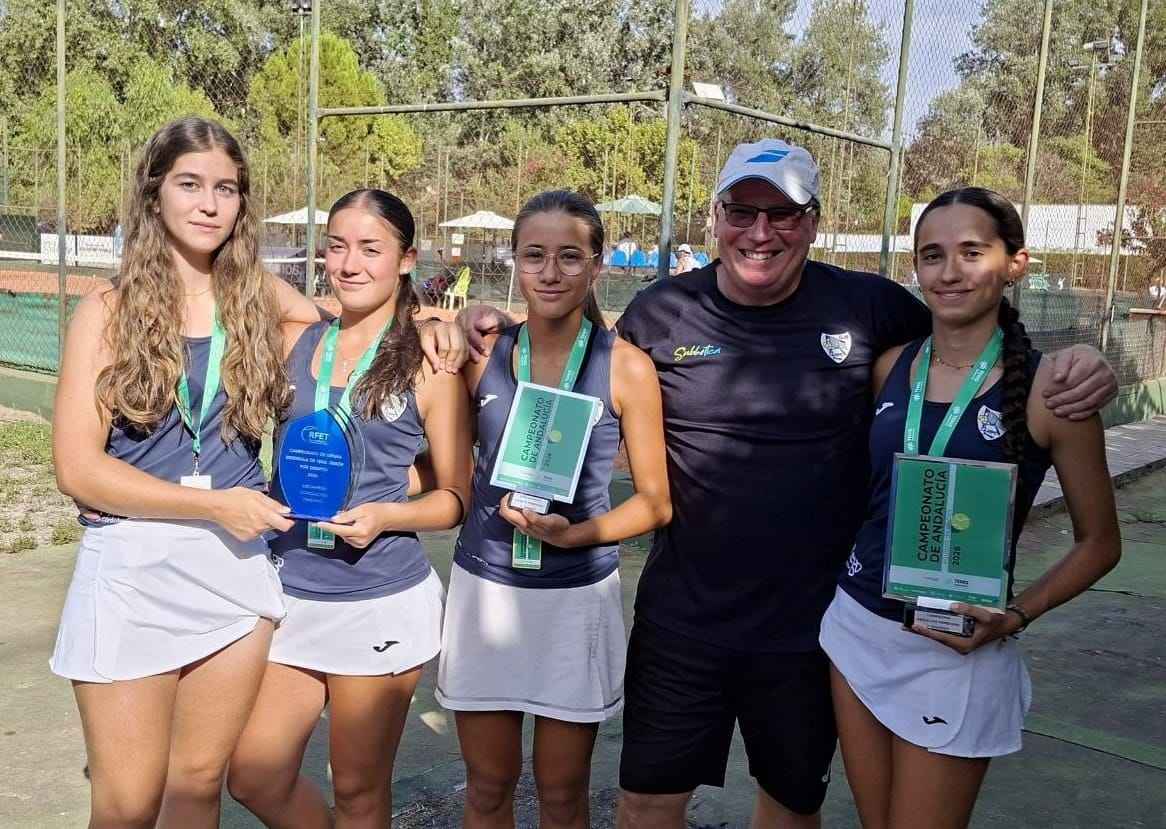 Integrantes del equipo femenino junto a su entrenador Pedro Carrillo.
