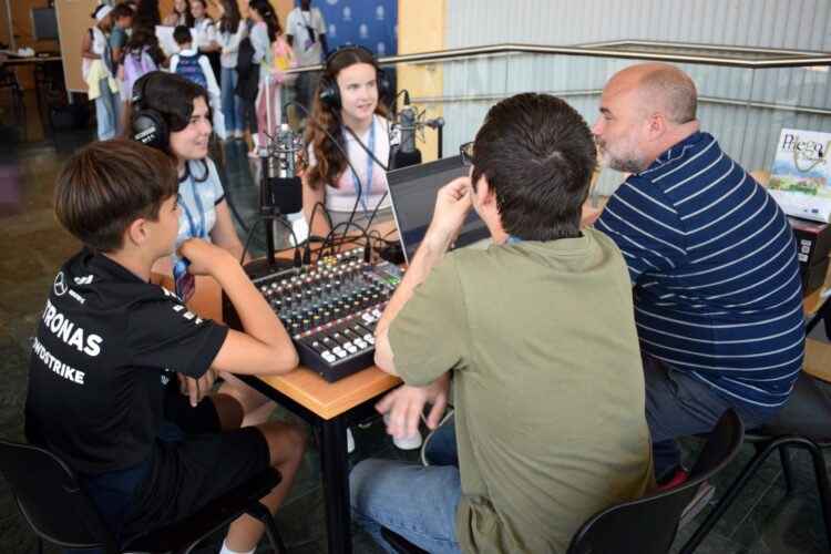 La radio escolar constituye otro de los ejes de ComunicA.