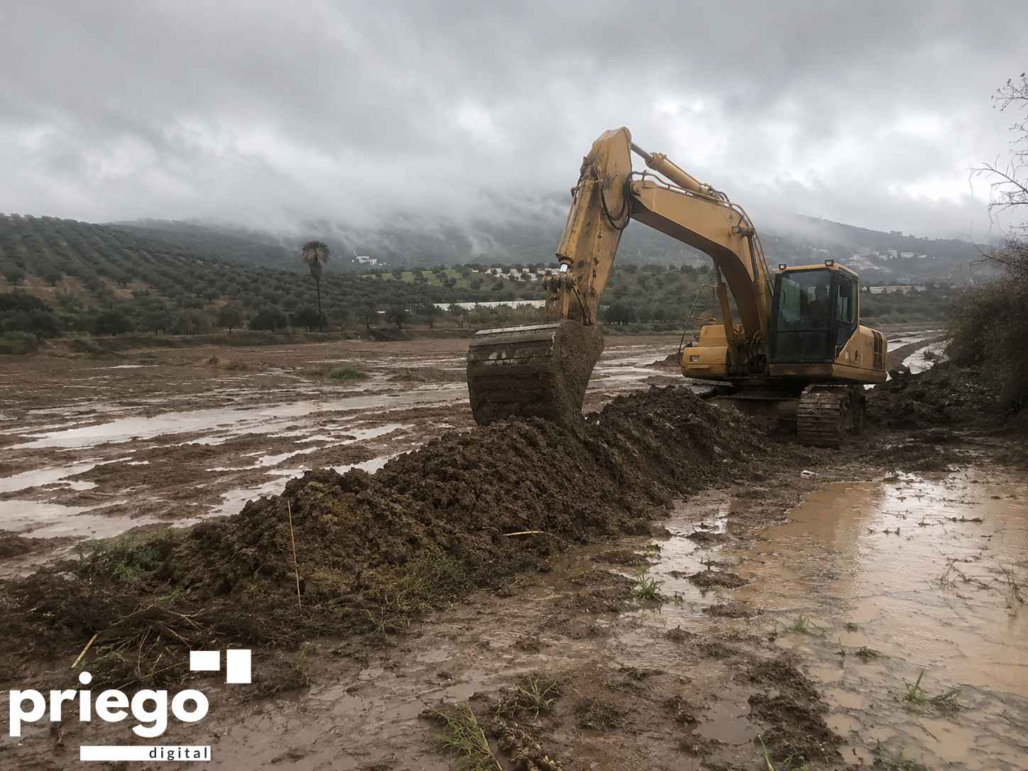 Retirada de lodo en una explotación agrícola.