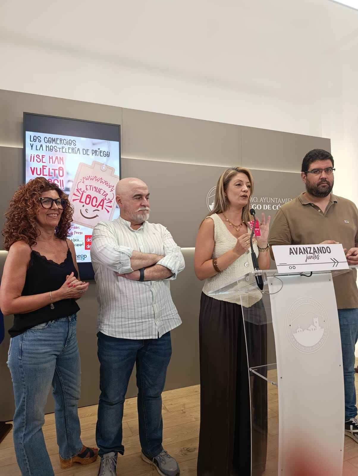 Miembros de ACCA y el concejal de Desarrollo Socio-Económico y Fomento Empresarial, José Guzmán.