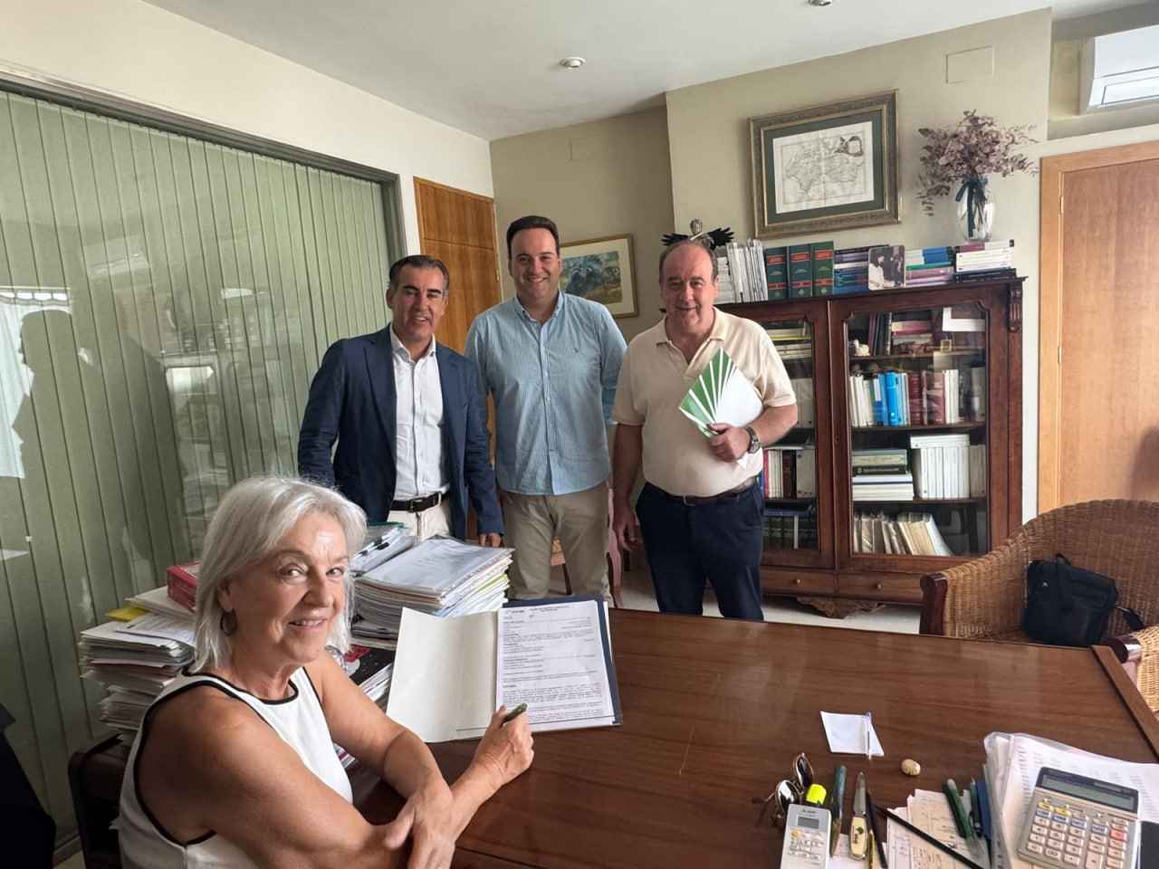 Asistentes a la firma del préstamo ante notario.