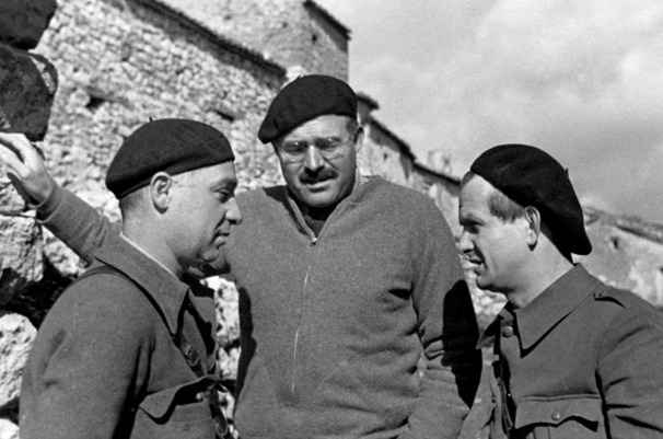 Hemingway (centro)  Ilya Ehrenburg  (izquierda) y Regler, en España, 1937.