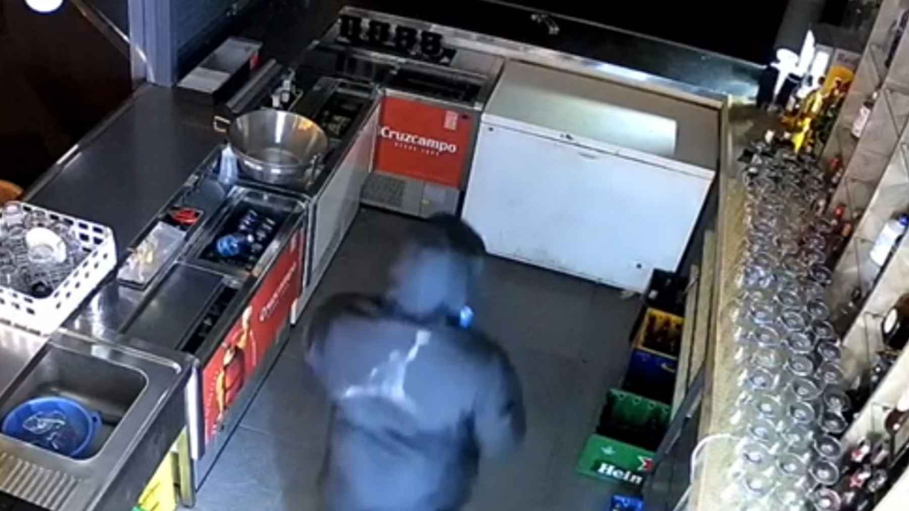 Imagen captada por la cámara de vigilancia de un establecimiento asaltado.